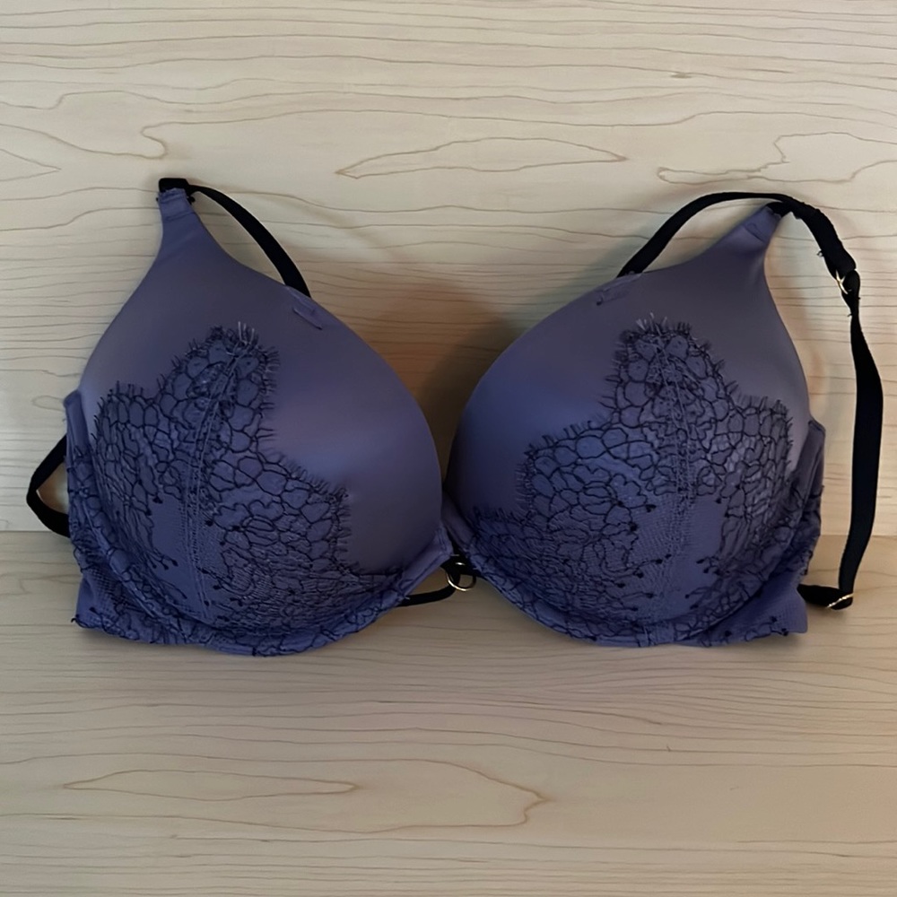 Victoria’s Secret Bombshell Plunge 32D Black and lavender-gray